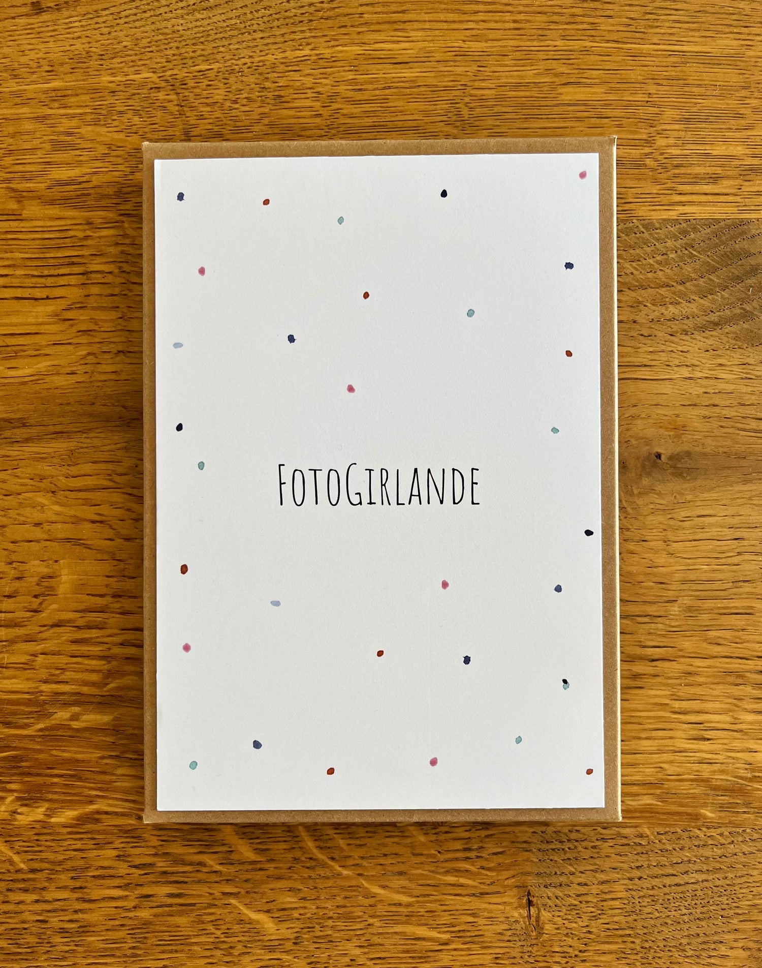 Individuell gestaltete Blanko Fotogirlande Tupfer als persönliche Erinnerungsgirlande für besondere Momente.