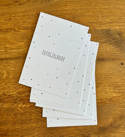 Blanko Fotogirlande Tupfer mit optionalem Zubehör aus Aufbewahrungsbox, Juteschnur und Mini-Holzklammern.