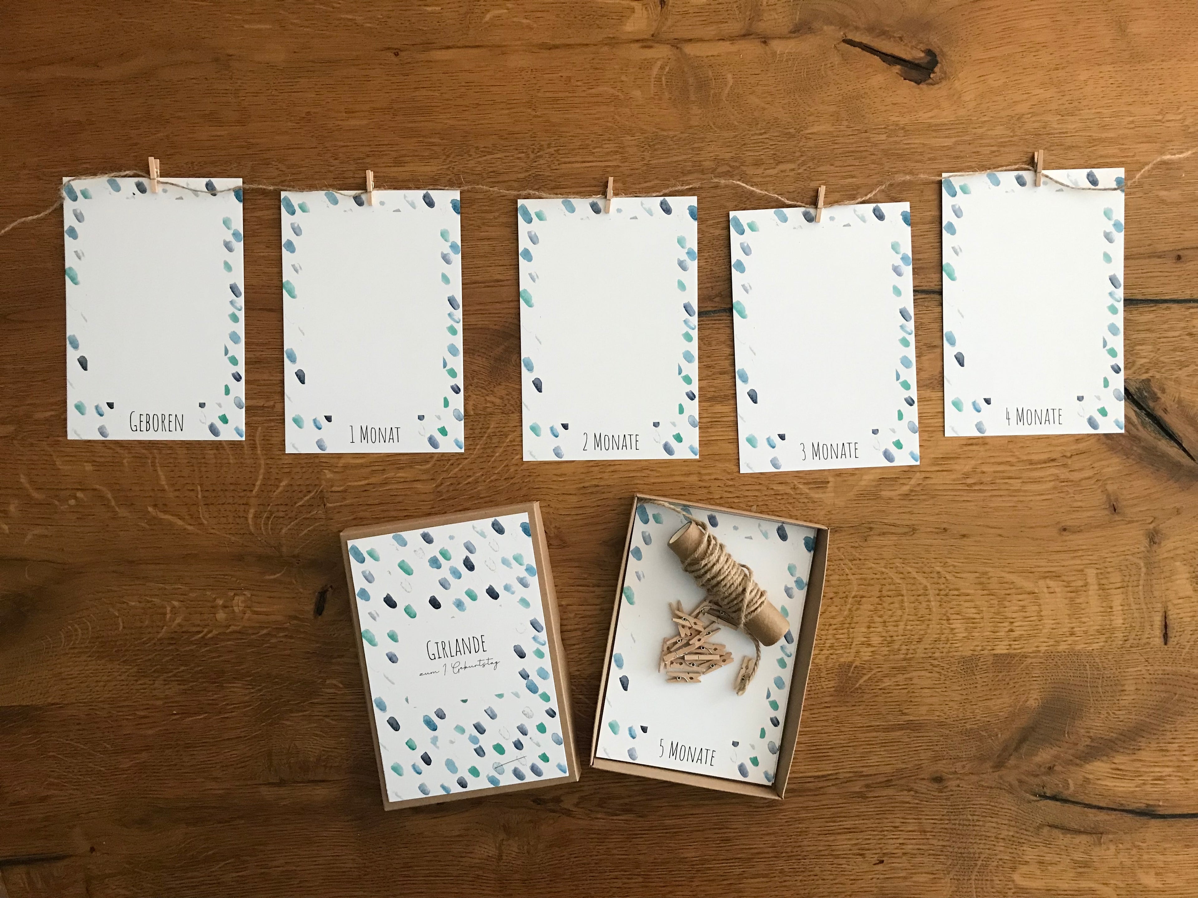 Fotogirlande Blaue Tupfer mit optionaler Juteschnur und Mini-Holzklammern zum Aufhängen.