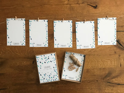 Fotogirlande Blaue Tupfer mit optionaler Juteschnur und Mini-Holzklammern zum Aufhängen.