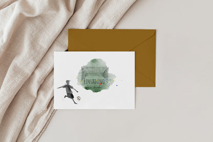 Fußball-Einladungskarte für den Kindergeburtstag mit passendem Umschlag