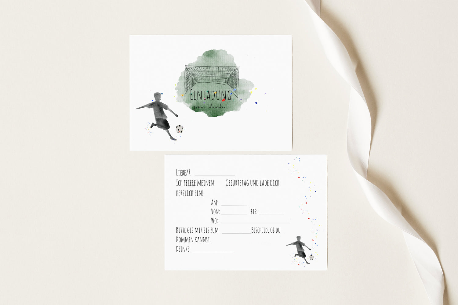 Vorder- und Rückseite der Fußball-Einladungskarte für den Kindergeburtstag mit Lückentext