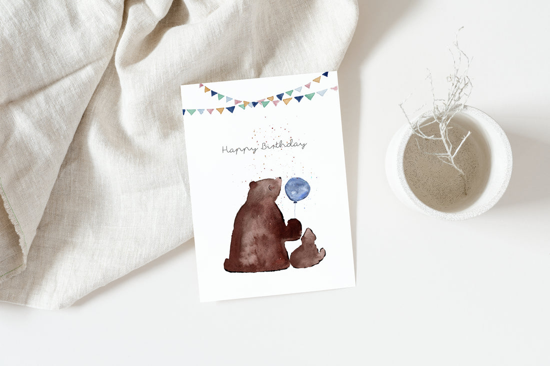 Handgemalte Geburtstagskarte mit Motiv Baeren als liebevolle Ergänzung zu einem Kindergeburtstagsgeschenk.