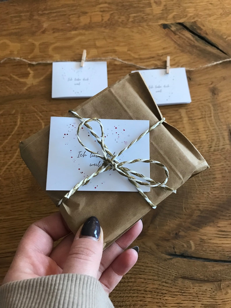 „Ich liebe dich, weil …“-Kärtchen mit Herzmotiv als liebevolle Geschenkidee.