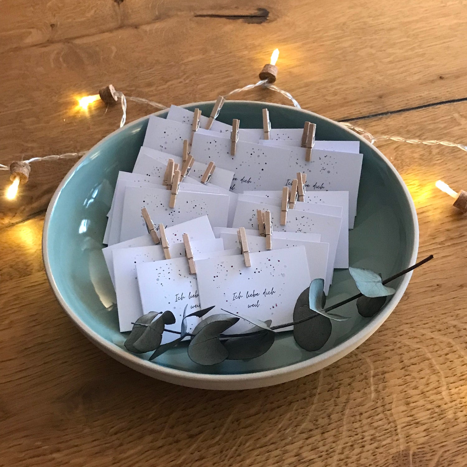 Handgemalte „Ich liebe dich, weil …“-Kärtchen mit Herzmotiv als Set.