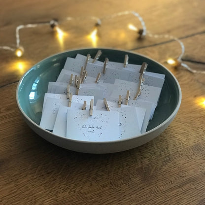 „Ich liebe dich, weil …“-Kärtchen mit Herzmotiv in ruhiger, liebevoller Atmosphäre.