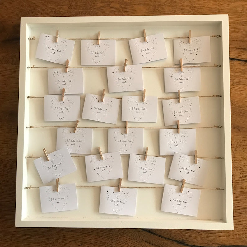 Vorderseite der „Ich liebe dich, weil …“-Kärtchen mit handgemaltem Herz.