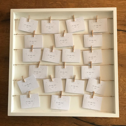 Vorderseite der „Ich liebe dich, weil …“-Kärtchen mit handgemaltem Herz.