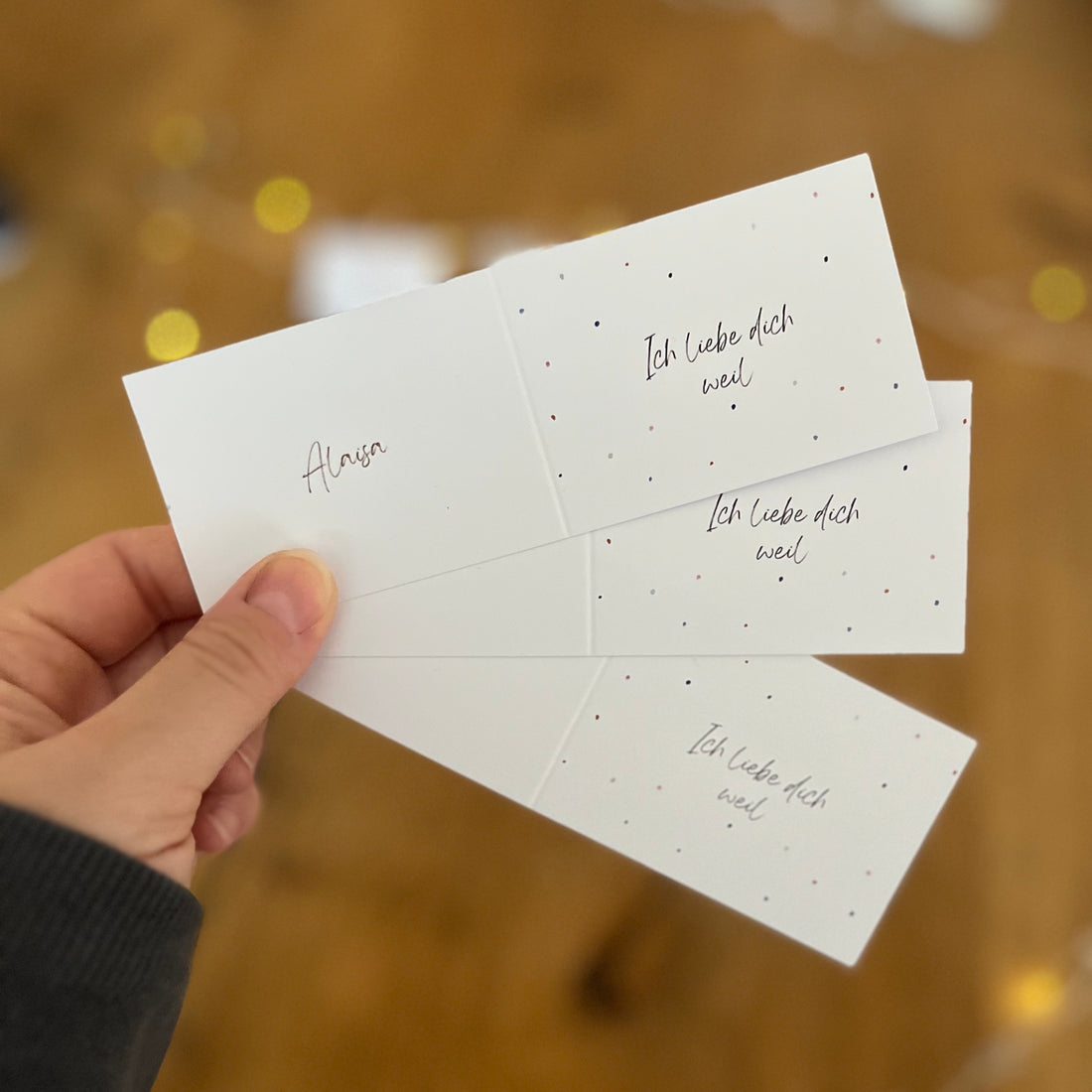 Einzelne handgemalte „Ich liebe dich, weil …“-Kärtchen mit zartem Tupfermotiv.