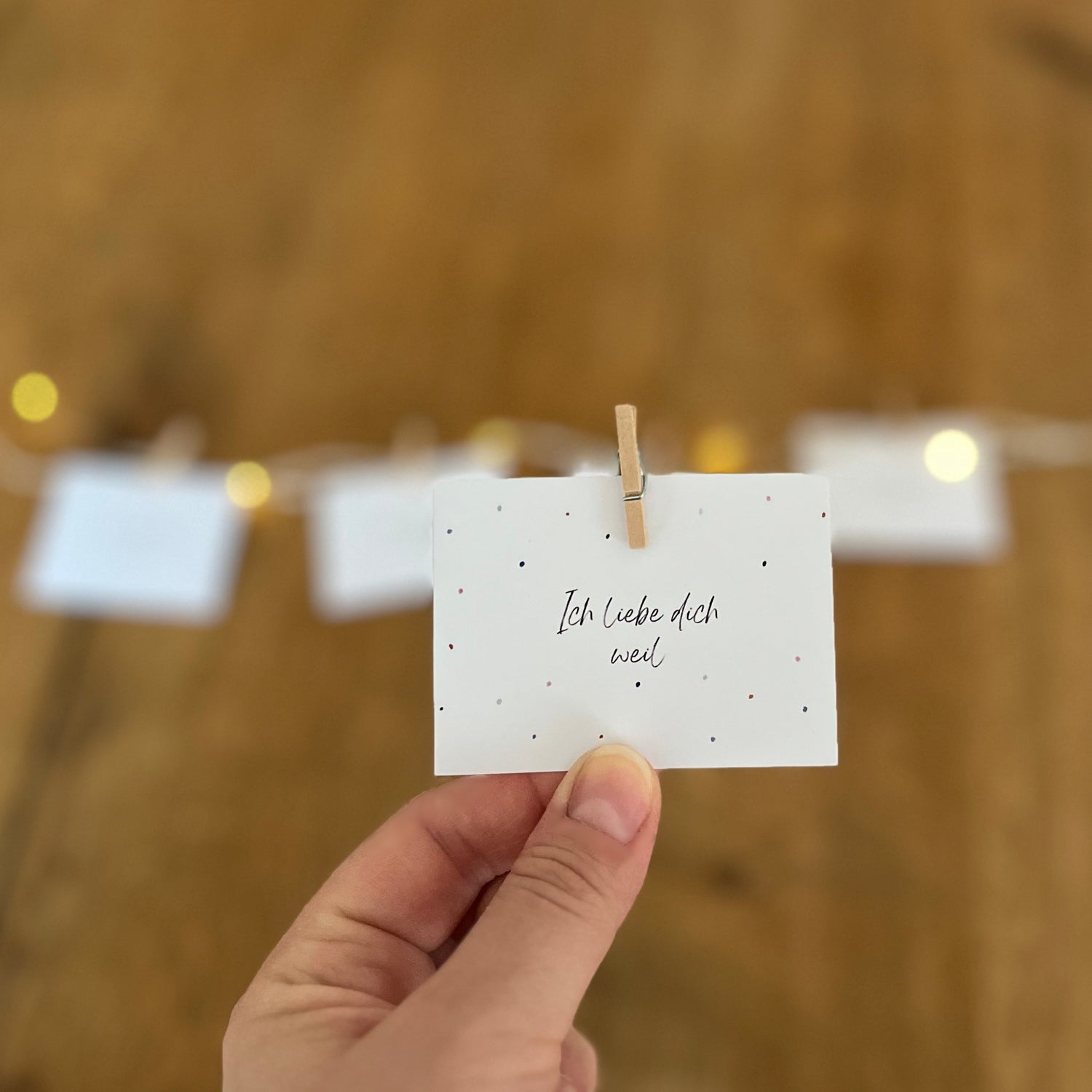 „Ich liebe dich, weil …“-Kärtchen mit Tupfermotiv als liebevolle Geschenkidee.