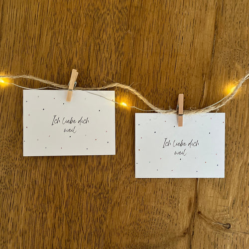 Vorderseite der „Ich liebe dich, weil …“-Kärtchen mit handgemaltem Tupfermuster.