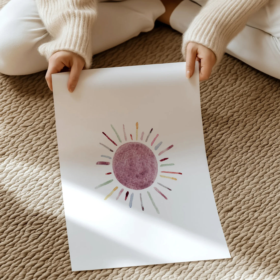 Detailansicht des Kinderposters Sonne mit handgemalter Illustration auf warmweißem Naturpapier.
