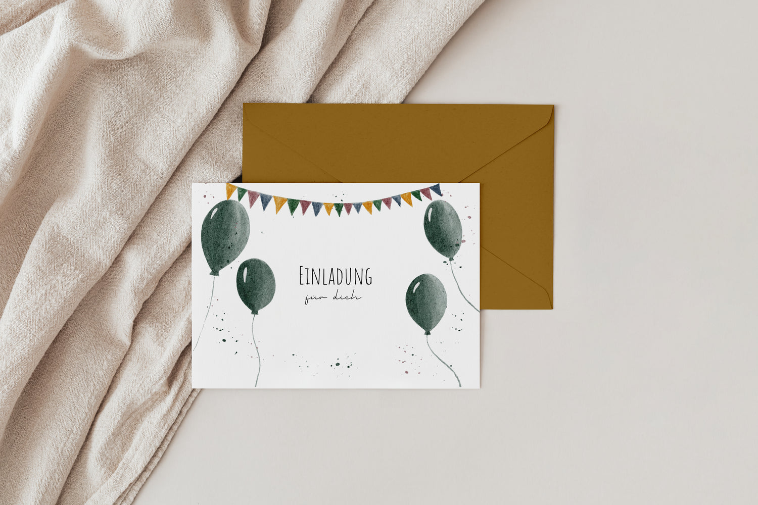 Luftballons-Einladungskarte für den Kindergeburtstag mit passendem Umschlag