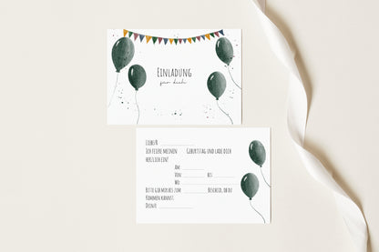 Vorder- und Rückseite der Luftballons-Einladungskarte für den Kindergeburtstag mit Lückentext