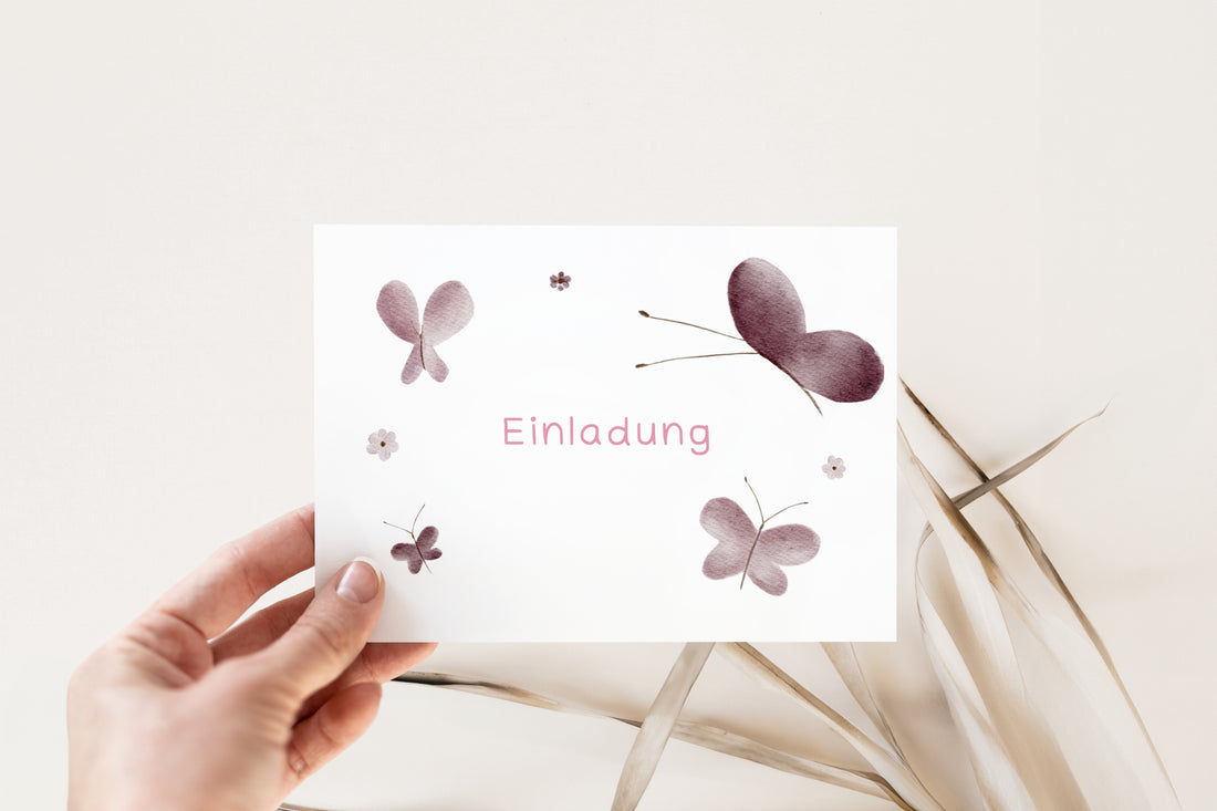 Handgemalte Schmetterlinge-Einladungskarte für den Kindergeburtstag