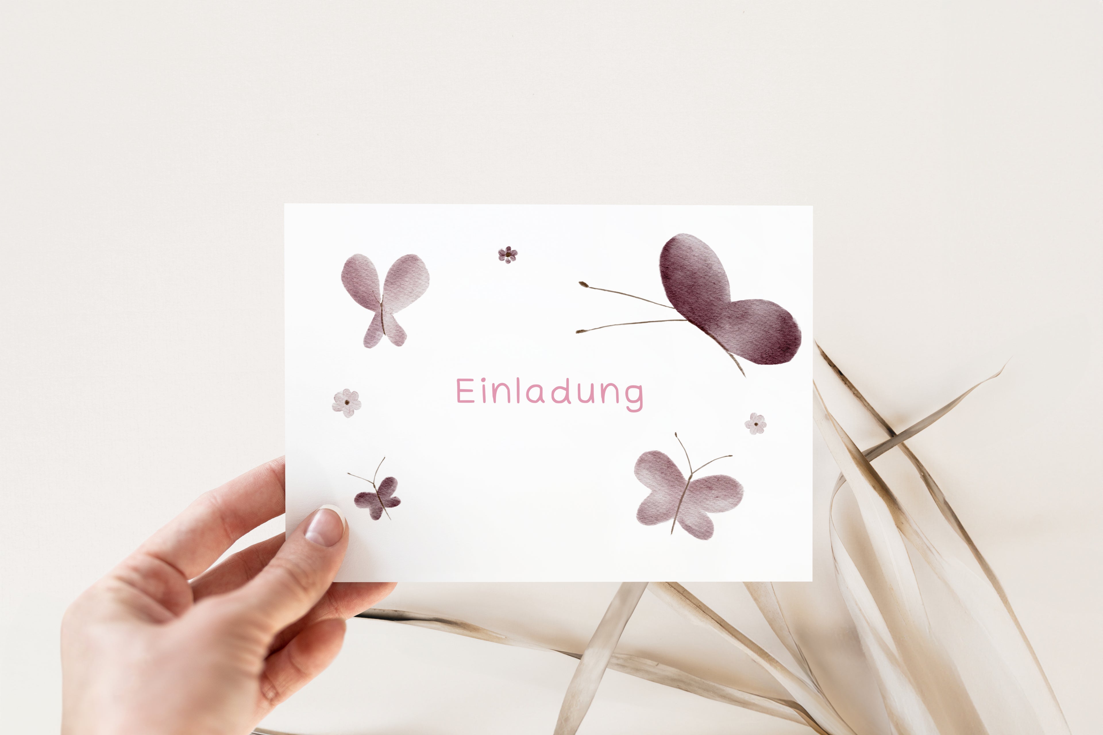 Handgemalte Schmetterlinge-Einladungskarte für den Kindergeburtstag