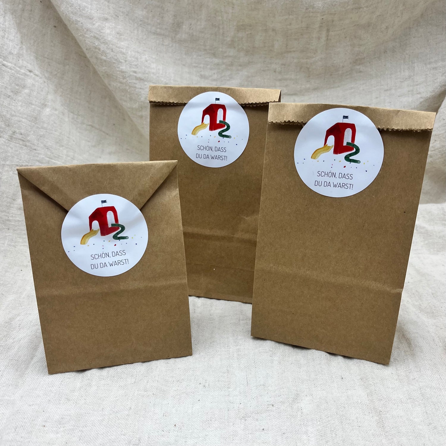Runde „Schön, dass du da warst“-Sticker auf einer Gastgeschenktüte zum Kindergeburtstag.
