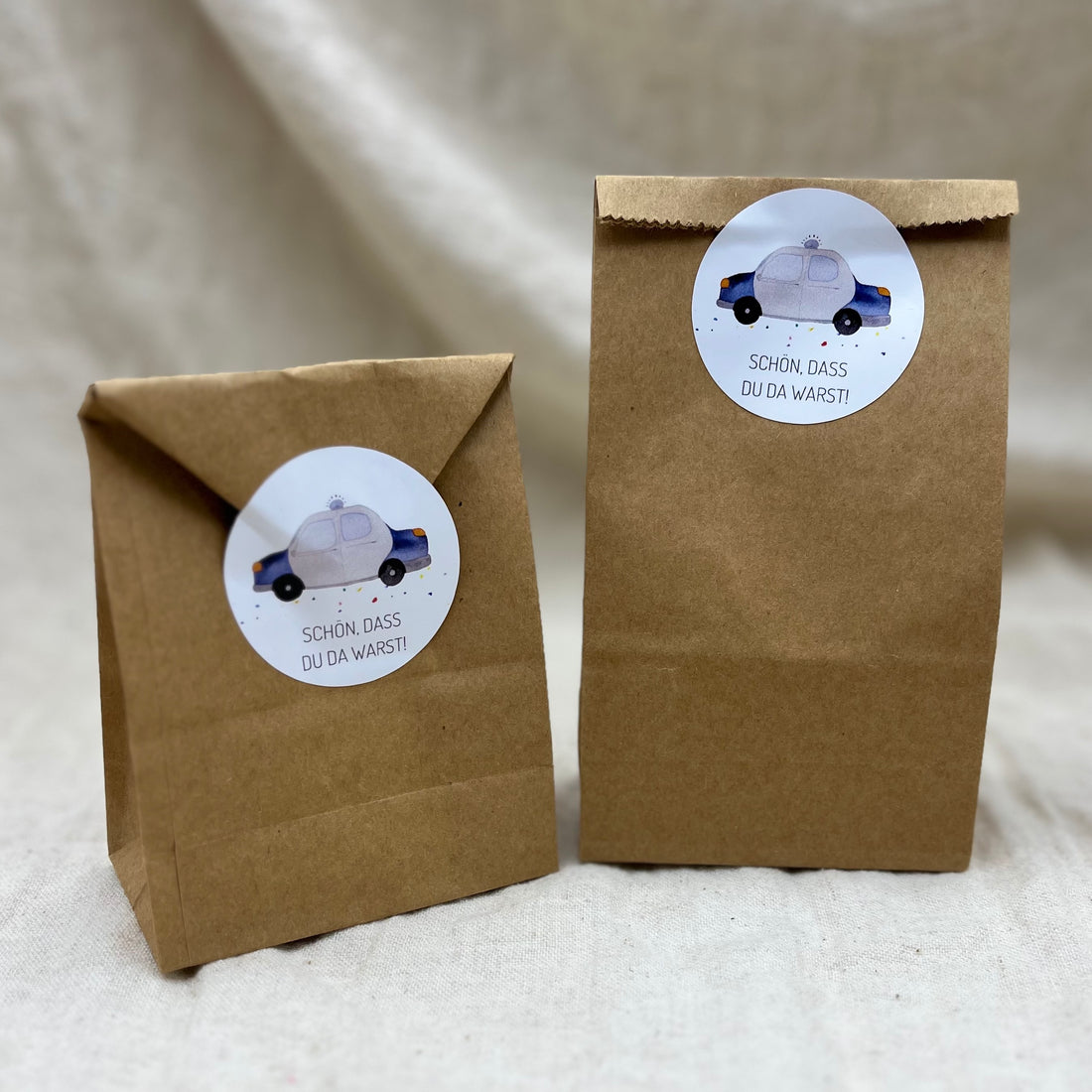 Runde Polizei-Sticker „Schön, dass du da warst“ auf einer Gastgeschenktüte.