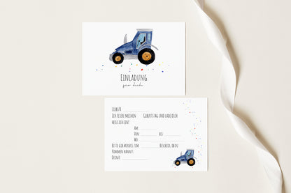 Vorder- und Rückseite der Traktor-Einladungskarte für den Kindergeburtstag mit Lückentext