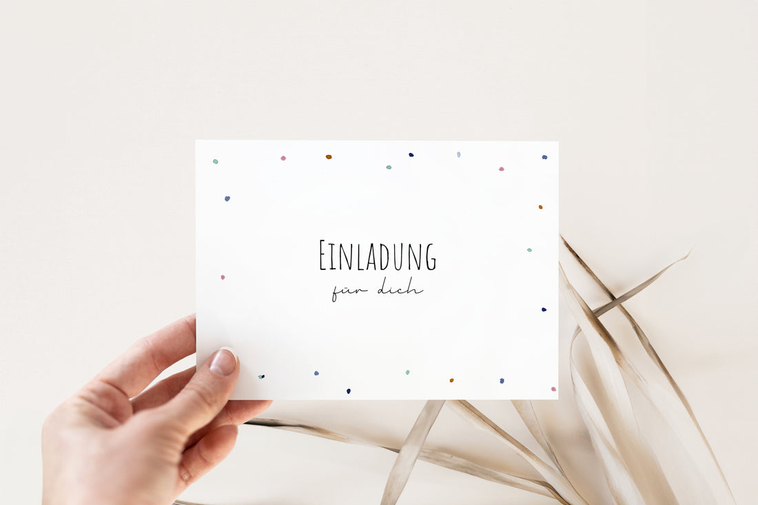 Handgemalte Tupfer-Einladungskarte für den Kindergeburtstag